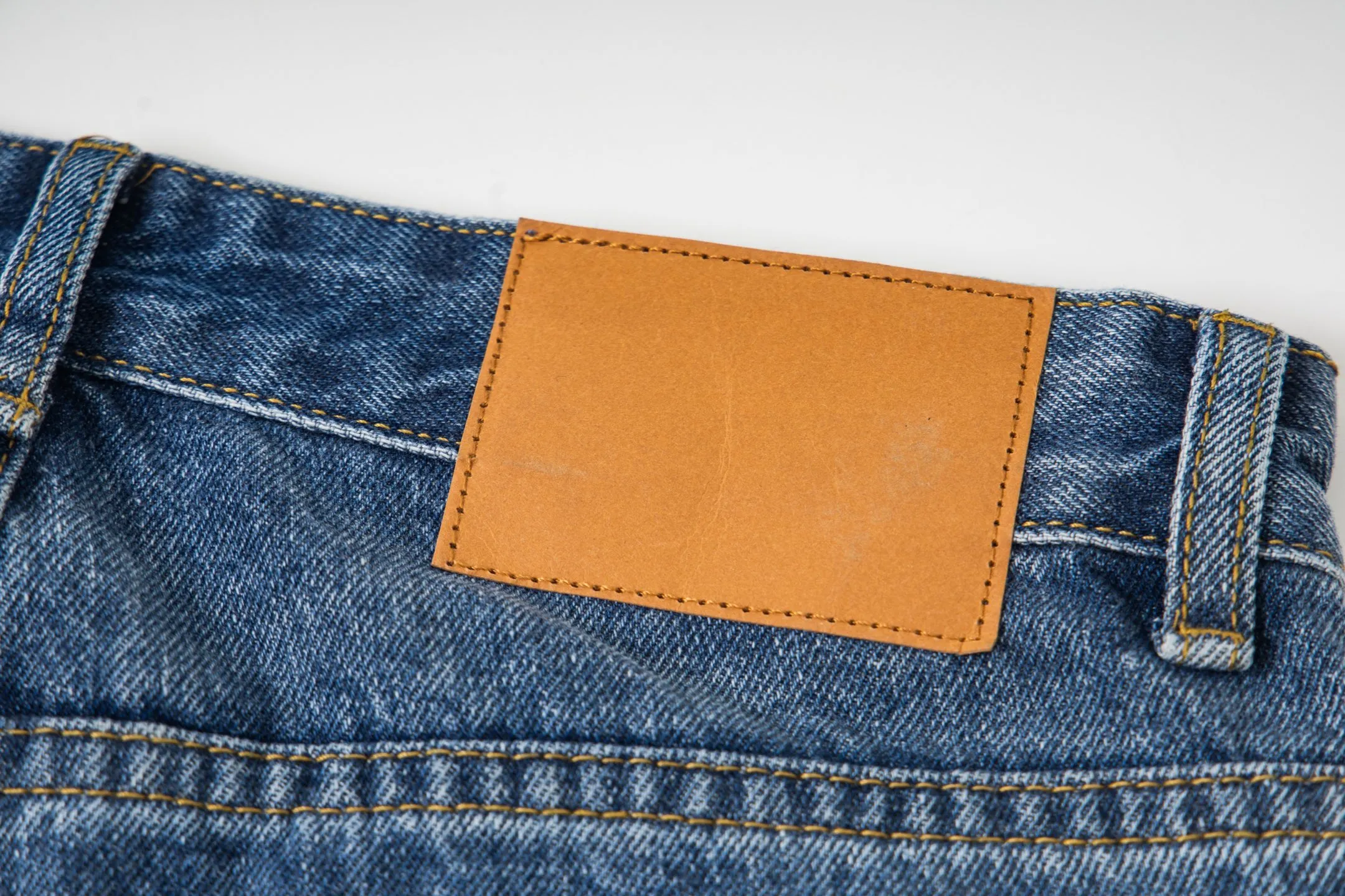 P260 Chrome Hearts washed graffiti blue cross couple jeans are a hot trend this season and are sought after by countless celebrities and fashionistas. The neat details of the cutting process add color to the playful fashion! The neat and meticulous design, and the well-fitting structure is unique. The upper body not only has outstanding recognition, but also looks younger and younger. A style with the ultimate wearing meaning and performance, gorgeous color matching, and the craftsmanship of this style is also extremely extraordinary. After the finished product is washed, it is disassembled and hand-made with sheepskin cross leather and then spliced ​​together to complete. The whole piece has too many craftsmanship to describe. It is decorated with patchwork cross flowers and high-waisted washed jeans! ! Absolutely high-end luxury product, a god-level single product, a super popular product, made by top heavy industry, a magic weapon that cannot be missed to hit the streets. Style number: 1834# Size: 28 30 32 34 Color: blue